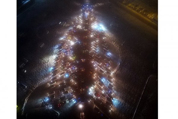 В Уфе выстроили новогоднюю елку из 200 автомобилей