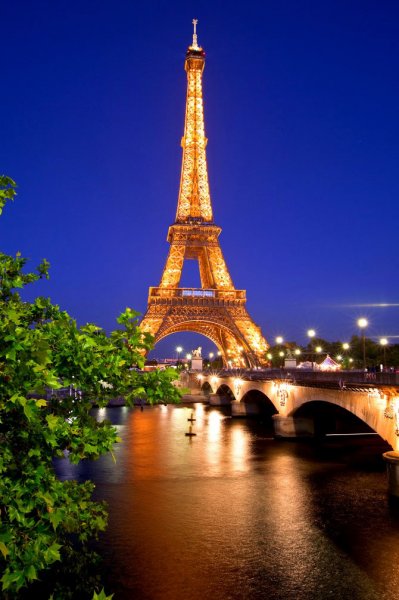 В Париже из-за непогоды не пускают посетителей в Эйфелеву башню