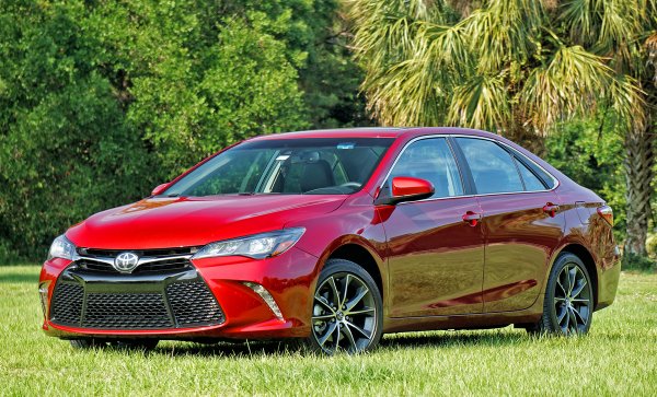 Эксперты раскритиковали Toyota Camry XSE V-6 за высокий расход топлива
