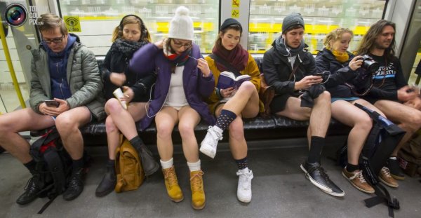 Пассажиры метро дружно сняли штаны в рамках флешмоба