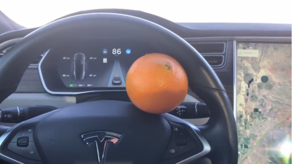 Автопилот Tesla обманули с помощью апельсина