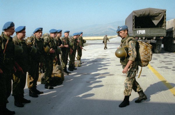 Сербы просят Путина ввести войска в Косово