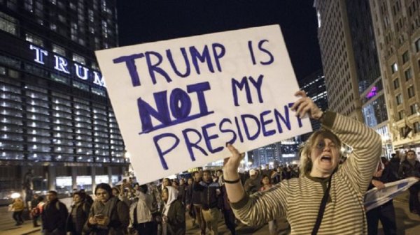 В США «поздравили» Трампа с годовщиной инаугурации многотысячными протестами