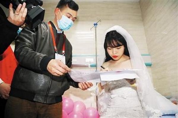 Больная раком китайская девушка сыграла свадьбу сама с собой