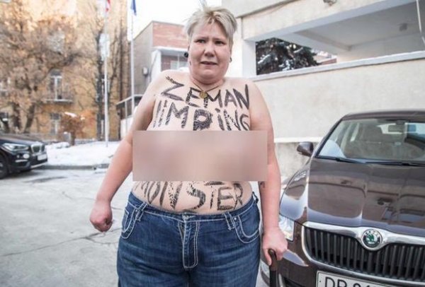 Активистка Femen случайно разделась не перед тем посольством в Киеве