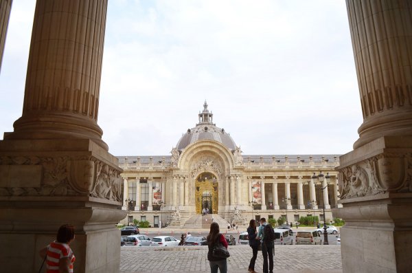 Малый дворец в Париже эвакуирует предметы старины из-за наводнения