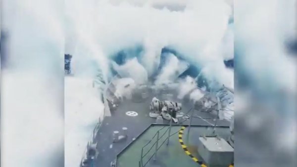Военные моряки сняли на видео огромную поглотившую корабль волну