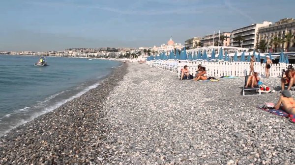 Пятиметровая воронка образовалась на пляже в Ницце