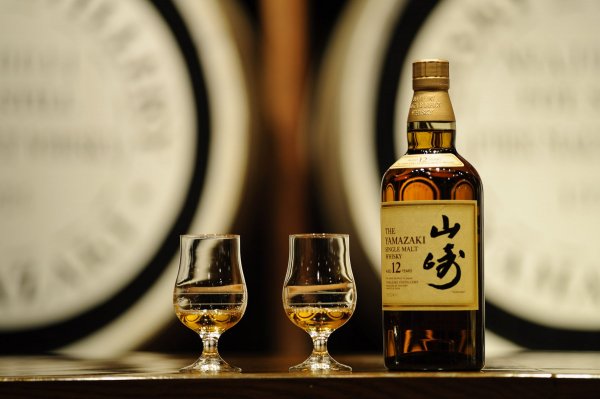 Бутылку премиального японского виски продали за рекордные 299 тысяч долларов