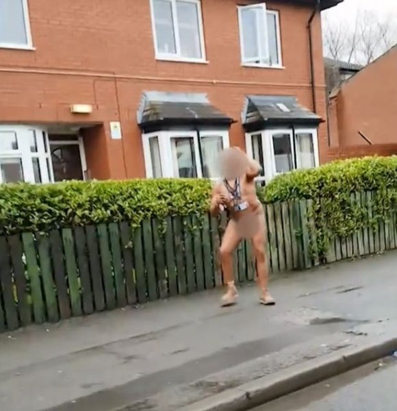 В Британии голый мужчина, танцующий на дороге, стал звездой интернета