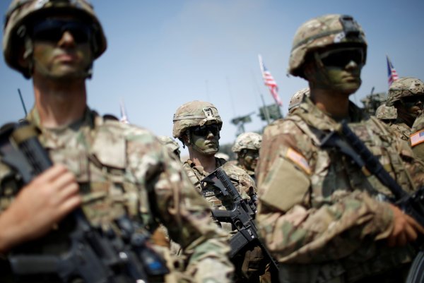 Пентагон намерен уволить десятки тысяч военных