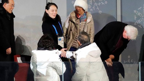 Сестра Ким Чен Ына и лидер Южной Кореи пожали друг другу руки