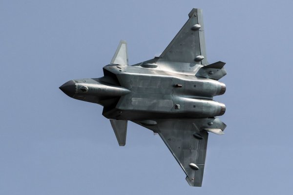 Истребители пятого поколения J-20 поступили на вооружение в Китае