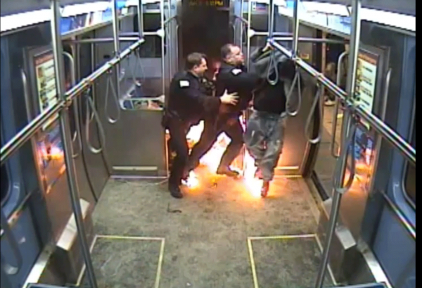В США пассажир поджег поезд с полицейскими