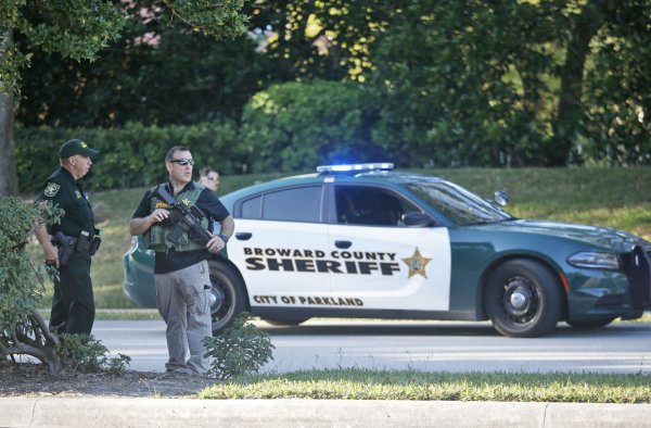 При стрельбе в школе во Флориде пострадал сын заместителя шерифа округа