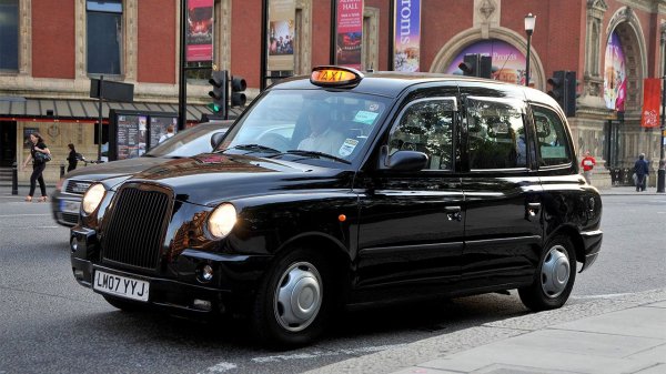 Работа такси Лондона находится под угрозой из-за более  суровых правил властей