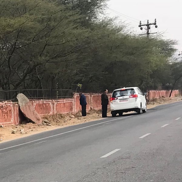 «Не считаю это большой проблемой»: Индийский министр помочился на стену у дороги