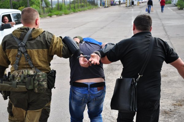 Двух украинок и двух американцев задержали в Белграде за съемки здания Генштаба
