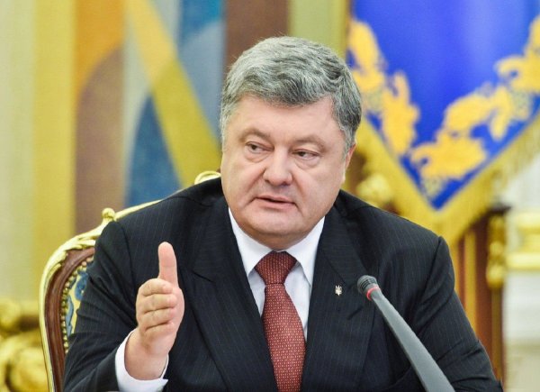 Порошенко в прямом эфире подписал закон об реинтеграции Донбасса