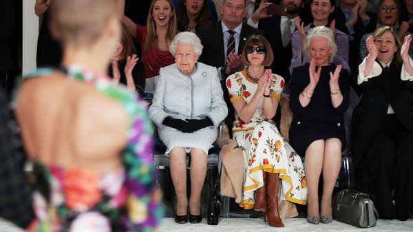 Королева Елизавета II впервые пришла на Неделю мод в Лондоне