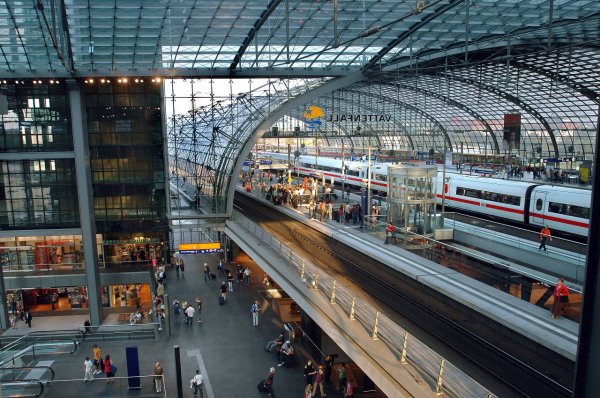 В Германии провели частичную эвакуацию железнодорожного вокзала Берлин-Восточный