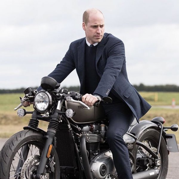 Принц Уильям возмутил интернет, забыв надеть мотоциклетный шлем