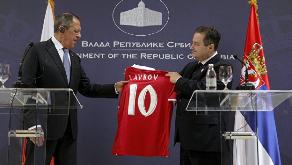 Глава МИД Сербии Дачич подарил Лаврову именную футболку с номером 10