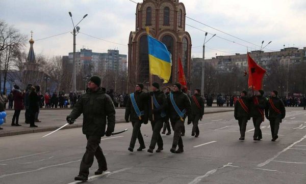 Нацгвардия Украины вышла на парад под советскими флагами
