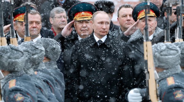 Путин: Российские военные достойно выполняют свой долг