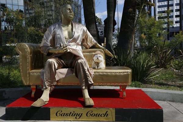 Статуя Вайнштейна в халате на диване появилась в Голливуде