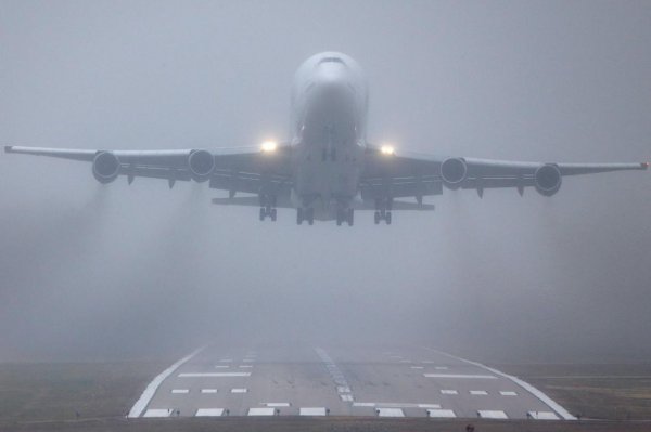 На видео снята посадка крупнейшего авиалайнера в шторм в Британии