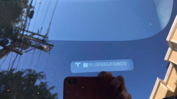 Двухмоторный электрокар Tesla Model 3 "засветился" на дорогах США
