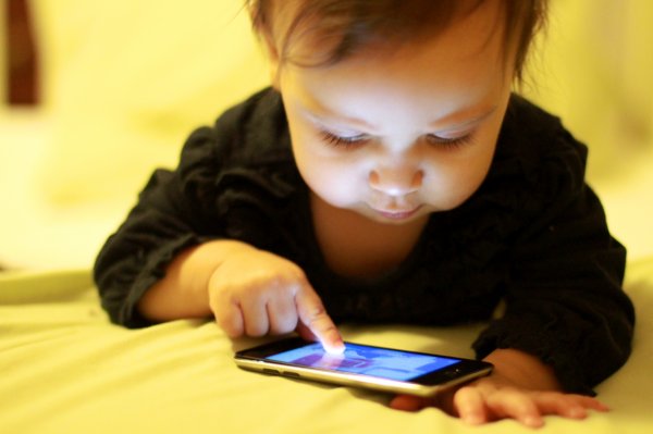 В Китае двухлетний малыш заблокировал маме iPhone на 47 лет