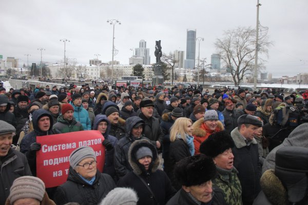 Около 700 человек собрались на акции КПРФ в Москве