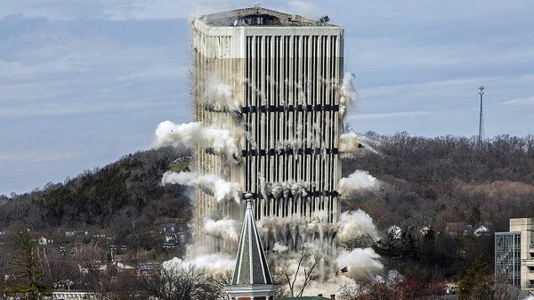 Самое высокое здание в Кентукки снесли с помощью управляемого взрыва
