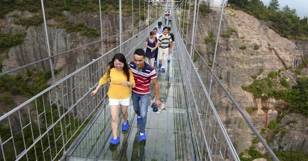В Китае открыли стеклянный мост на высоте 1980 м над уровнем моря