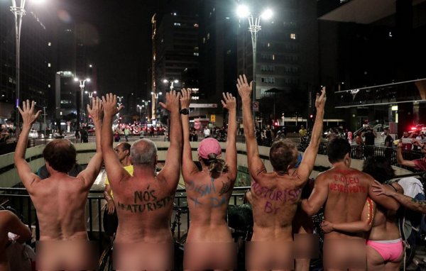 «Голый бунт» бунт девушек в Бразилии попал на видео