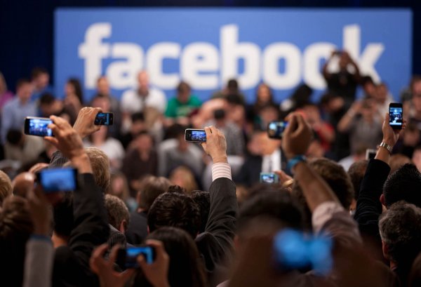 Акционеры Facebook будут судиться с социальной сетью