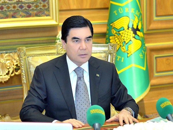 Глава Туркмении спел песню 