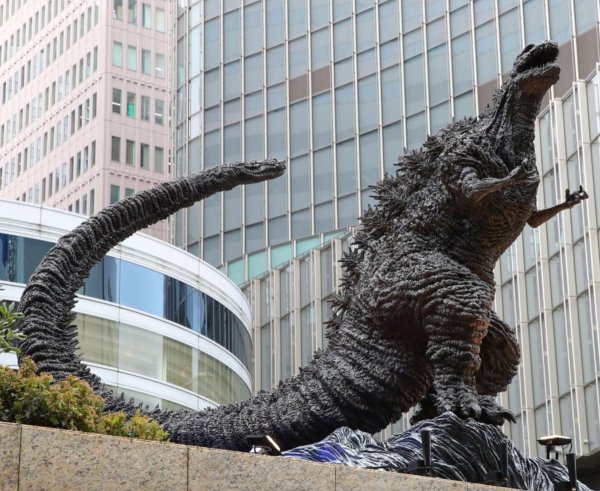 Из кино в реальность: В Токио появилась трехметровая статуя Годзиллы