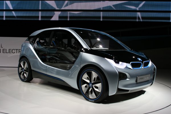 Компания BMW не спешит массово выпускать электрокары