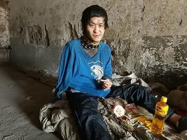 Бедность не порок: В Китае мать держала на цепи глухонемого сына 10 лет