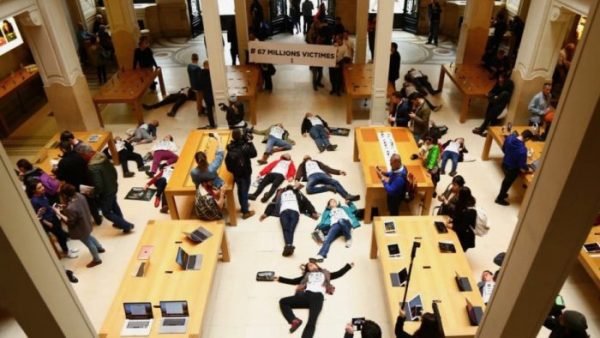 Французские активисты «умерли» посреди Apple Storе в знак протеста