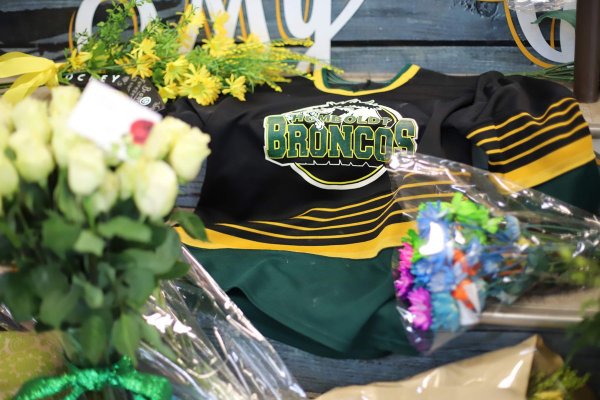 Выжившего в автокатастрофе канадского хоккеиста перепутали с мертвым