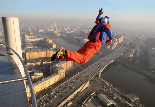 В Китае арестовали россиянина за прыжок с парашютом с небоскреба