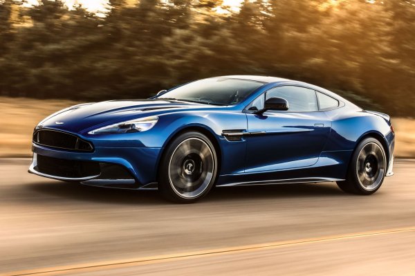 Синий Aston Martin Джеймса Бонда продали с молотка за $468 500