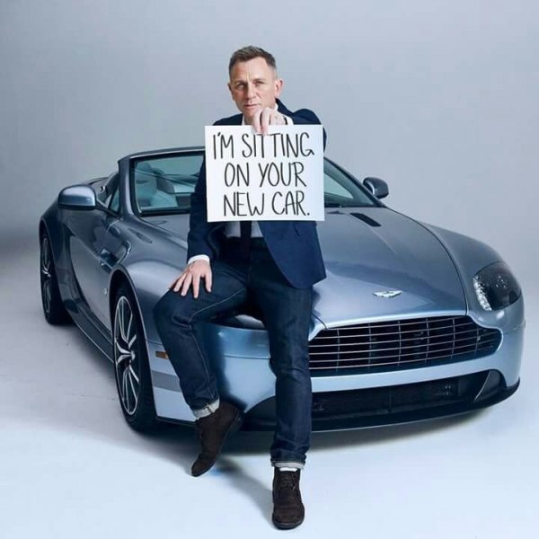 Синий Aston Martin Джеймса Бонда продали с молотка за $468 500