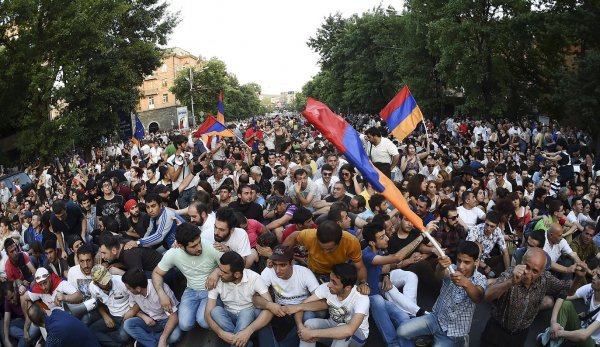 В Ереване собрались десятки тысяч митингующих, несмотря на массовые аресты