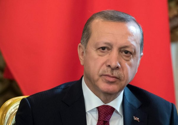 Скандал вынудил Эрдогана покинуть парламент Турции