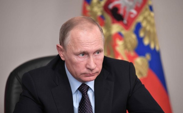 Путин распорядился ужесточить наказание за кражу средств со счетов и карт